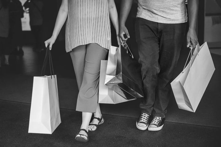 Pessoas caminhando com sacolas de compras